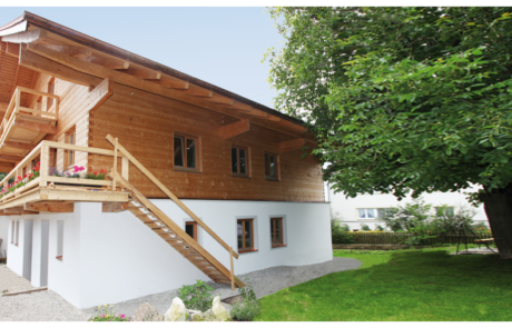 Blockhaus seitliche Ansicht Moser Holzbau Blockhaus von außen | seitliche Ansicht