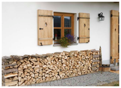 Holzstapel vor Blockhaus | Moser Holzbau