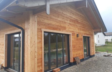 Fassade Holz Schuldhaus Fenster Poolhaus